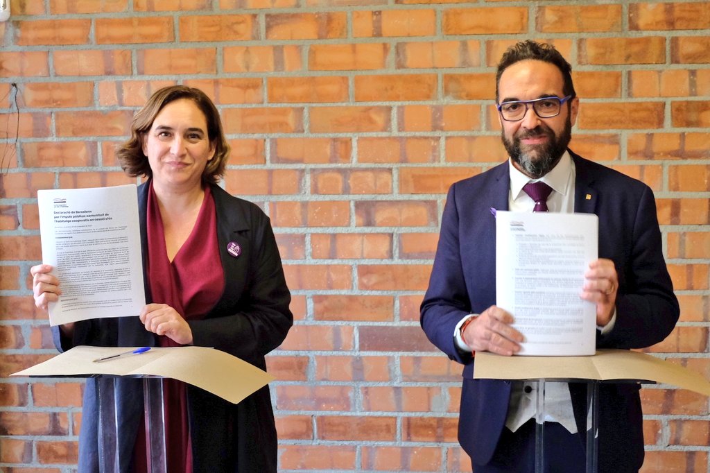 XES_cat's tweet photo. La 1a jornada del Fòrum #Viacoop acaba a @laxarxaire amb la signatura de la Declaració de BCN per l'#HabitatgeCooperatiu.
L'alcaldessa @AdaColau i el conseller @julifernandez encapçalen la signatura d'un text que recolzen administracions de tot l'estat.

👉https://t.co/ThaG1kRNkD https://t.co/uW88baS0Xc