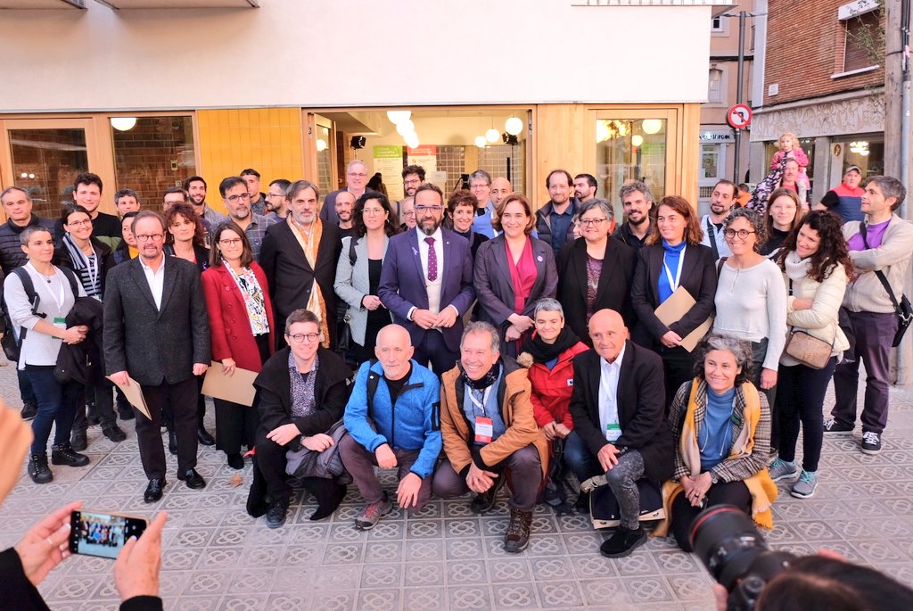 XES_cat's tweet photo. La 1a jornada del Fòrum #Viacoop acaba a @laxarxaire amb la signatura de la Declaració de BCN per l'#HabitatgeCooperatiu.
L'alcaldessa @AdaColau i el conseller @julifernandez encapçalen la signatura d'un text que recolzen administracions de tot l'estat.

👉https://t.co/ThaG1kRNkD https://t.co/uW88baS0Xc