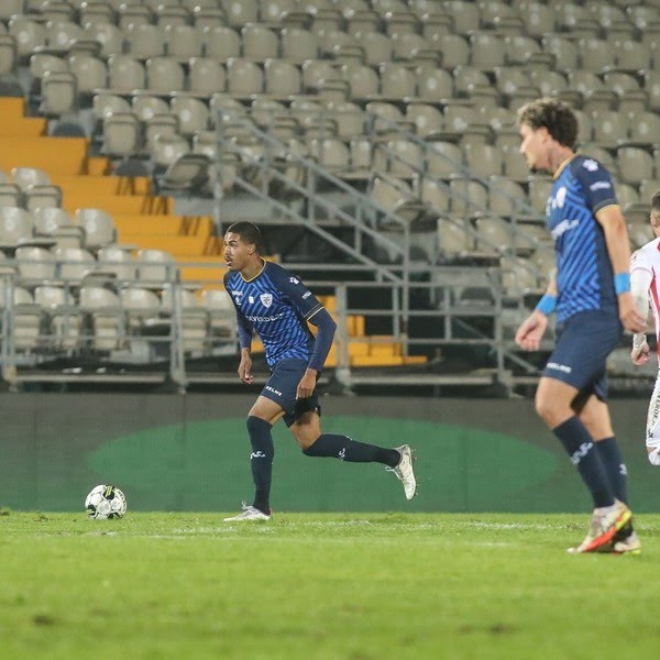 Dinheiro a vista: Paulo cumpre metade de cláusula em Portugal que renderá R$ 8 milhões ao Cruzeiro. Zagueiro tem sete jogos pelo Santa Clara e, quando chegar a 15, renderá pagamento de 1,5 milhão de euros ao clube celeste. [🗞️: @geglobo] 🏅 [📸: Divulgação/Santa Clara]