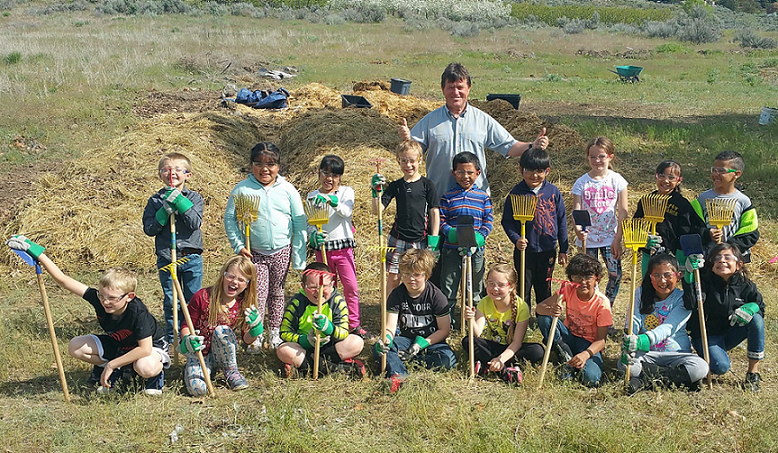 Know a student or teacher superstar working for a healthier environment? Nominate them for a President's Environmental Youth Award (PEYA) or President's Innovation Award for Environmental Educators (PIAEE) by 1/11/2023. PEYA: bit.ly/3qLz6fE PIAEE: bit.ly/3znP3A0