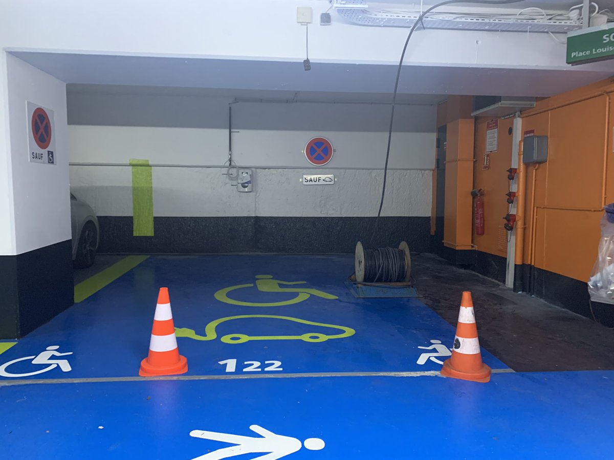 Bonne initiative <a href="/lillefrance/">Ville de Lille</a> conjuguer stationnement #pmr ET recharge électrique (même si elle ne fonctionne pas encore!): cela serait encore mieux en surface des idées pour <a href="/paris/">Paris</a> qui supprime le stationnement #Handicap  par haine des voitures <a href="/David_Belliard/">David Belliard</a> ? <a href="/gdarrieussecq/">Geneviève Darrieussecq</a>
