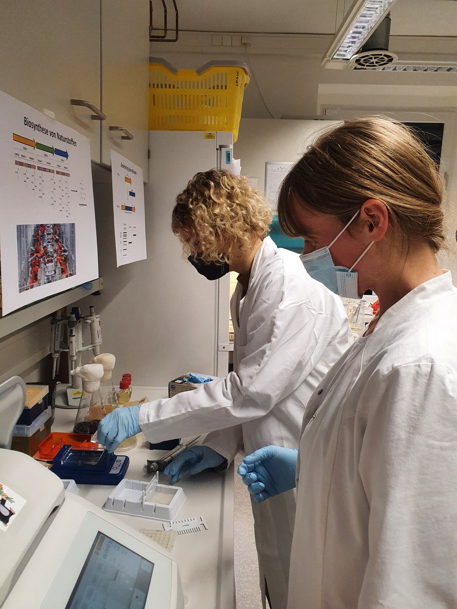 Having fun to present our science to everyone who is interested! @Hertweck_Lab <a href="/LeibnizHKI/">Leibniz-HKI</a> #Science #LNdWJena #DIY