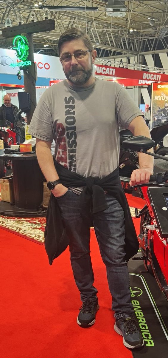 #MotorcycleLive
Quickly popped onto the <a href="/EnergicaUK/">Energica Motorcycles UK</a> stand to say thanks for the complimentary tickets and "Hi!" to Alec Sharp of <a href="/EngElecMotCo/">English Electric Motor Co.</a> 👋