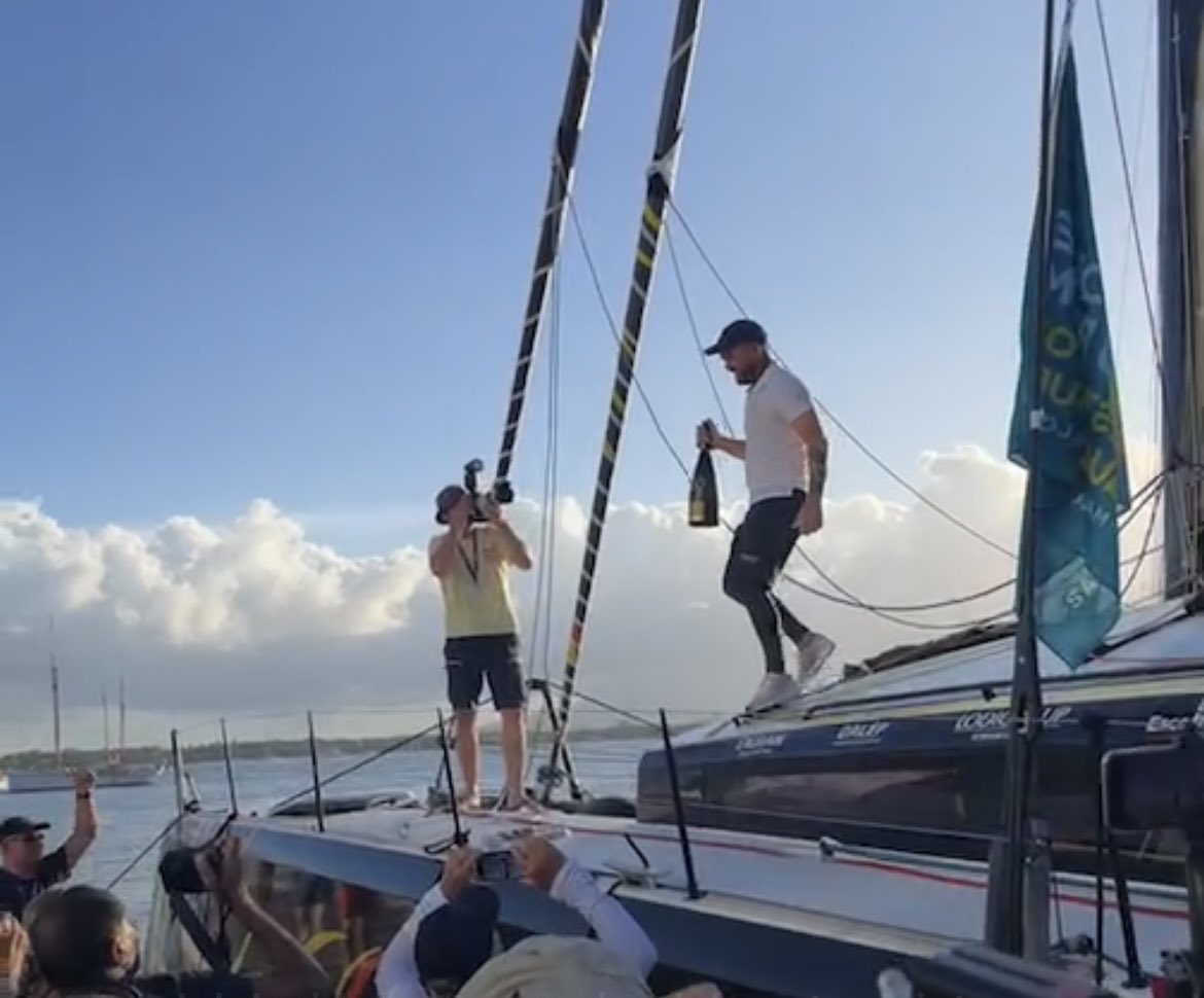 G_Millon1982's tweet image. Sur le plateau du Grand Direct @RouteDuRhum, Loic avait dit : « celui qui peut gagner c’est Kevin »… ca va chambrer entre les frangins Escoffier ce soir 🥳😅 #RhumMulti #Victoire #lodigroup @TeamHolcimPRB