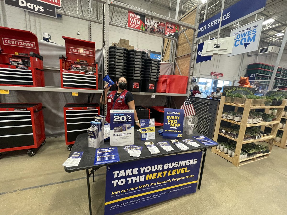 CSA Maria at the Waldorf store driving MVP sign-ups! She’s been all over the store assisting customers with their Black Friday needs, on top of engaging Pro customers in the aisles driving MVP enrollments!! Awesome work Maria!