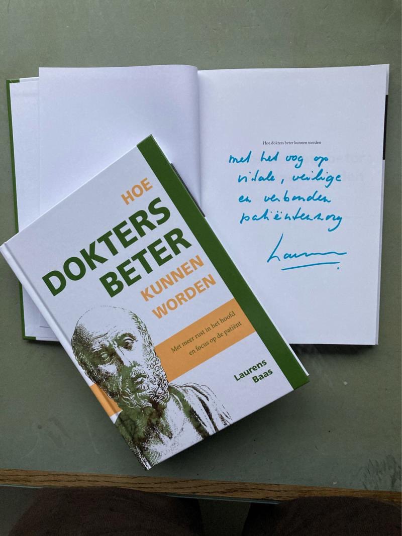 Cadeautje?

Misschien heb je er een kwinkslag bij nodig om dit boek aan een collega cadeau te doen. Maar als die op de omslag leest dat niemand minder dan Marcel Levi het een aanrader vindt voor iedere dokter (MC 1/2 2020), dan maak je wel een goede beurt met dit cadeau.