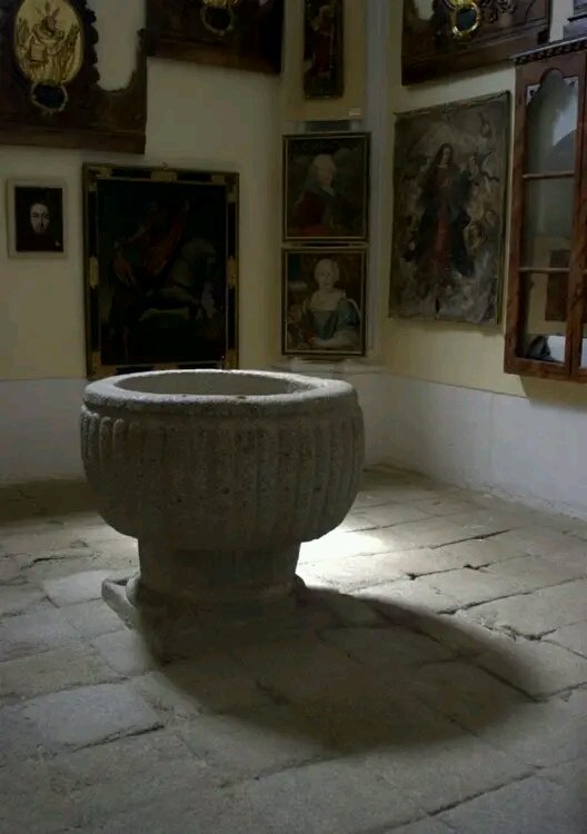 Pila bautismal de la iglesia de San Nicolás de Bari, ubicada en Madrigal de las Altas Torres, provincia de Ávila, comunidad autónoma de Castilla y León (España); en esta pila bautismal recibió el primer  Sacramento Su Católica Majestad la Reina Doña Ysabel I de Castilla.