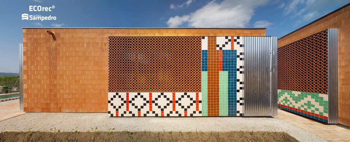 cersampedro's tweet photo. Diseñar con #ECOrec® acabado visto es tendencia, la textura del material cerámico aporta calidez, consiguiendo un entorno agradable y natural, como es el caso de esta original vivienda denominada “Casa MyM” un Proyecto de Estudio Número 26 + Pastor y González Arquitectos. https://t.co/DwLAH1c0CX