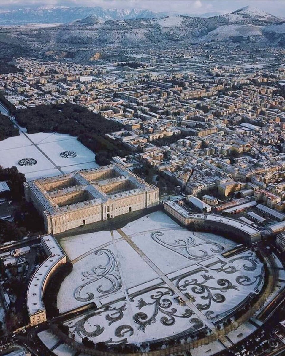 La neve sulla Reggia di Caserta mette in risalto il violino disegnato dal Vanvitelli