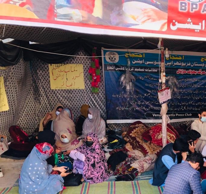 JavedBa59571167's tweet photo. #SavePhysiotherapistFuture 
اہ میری ان بہنوں یوں حسرتِ انتظارِ کہ کوئی ائے گاان کی دل جوئی کرے گاان کوامید کی کرن دیکھائے گاکہ تمہارامسقبل تاریک نہیں
آہ یہ بیڈ پے پڑے نوجوان جس کواب کوئی آسرا نہیں کی کہ ان کیا مستقبل کیا ہوگا
خدارا اب بہت ہوچکا اب بس کردیں ان کو ان کوان کا حق دیں https://t.co/CnIZ24k97X