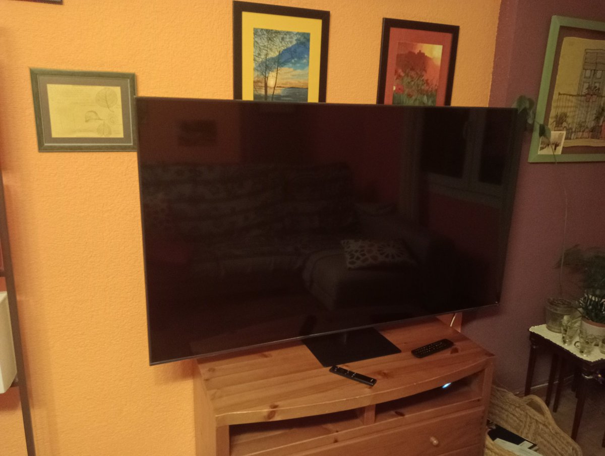 pabloabelo17's tweet photo. @SamsungEspana @IbaiLlanos Ibai aquí está mi colección de Samsung #BFSamsung &amp; #SamsungXIbai 
La verdad que yo creo que la gran mayoría no funcionan pero ojo ahí están jajajajaja.
La tele es prácticamente nueva y la tablet de mi abuela donde tiene sus fotitos 
No me pidas los modelos porque no me los se xd https://t.co/vxN9vmK8sH