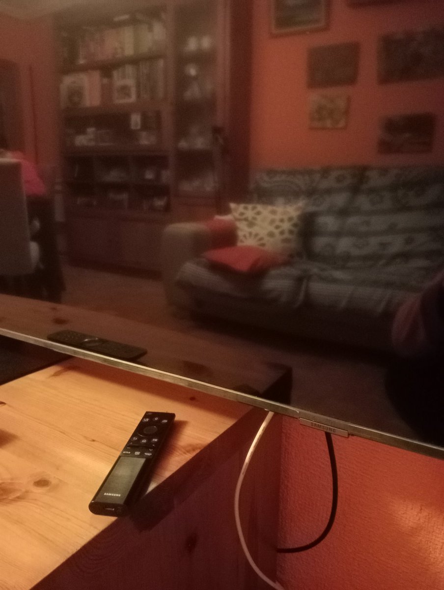 pabloabelo17's tweet photo. @SamsungEspana @IbaiLlanos Ibai aquí está mi colección de Samsung #BFSamsung &amp; #SamsungXIbai 
La verdad que yo creo que la gran mayoría no funcionan pero ojo ahí están jajajajaja.
La tele es prácticamente nueva y la tablet de mi abuela donde tiene sus fotitos 
No me pidas los modelos porque no me los se xd https://t.co/vxN9vmK8sH