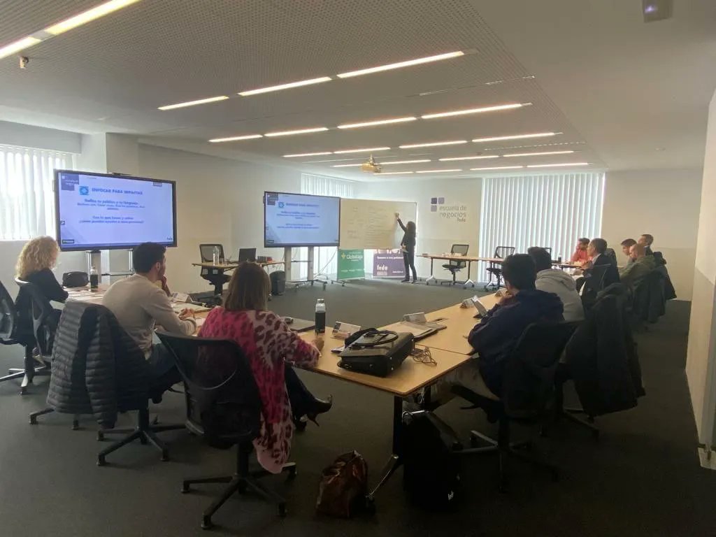 Los alumnos y alumnas del #MBAExecutive de Escuela de Negocios FEDA asisten a la sesión de 'Comunicación en Público y Técnicas de Oratoria', impartida por la docente <a href="/marisapico/">Marisa Picó</a> 
Colabora <a href="/SomosGlobalcaja/">Globalcaja</a> 
#ENFEDAFormación #EsTuMomento