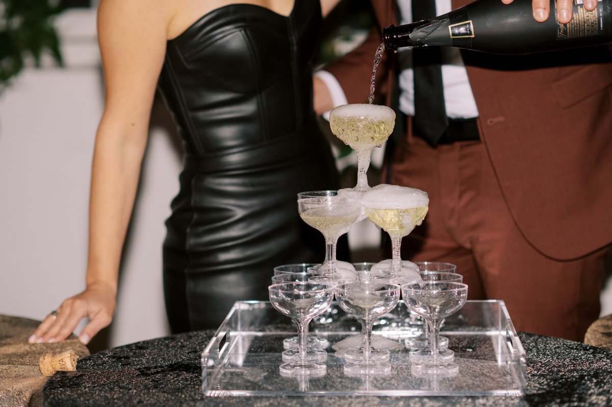 Who doesn't love a good champagne tower? 🥂