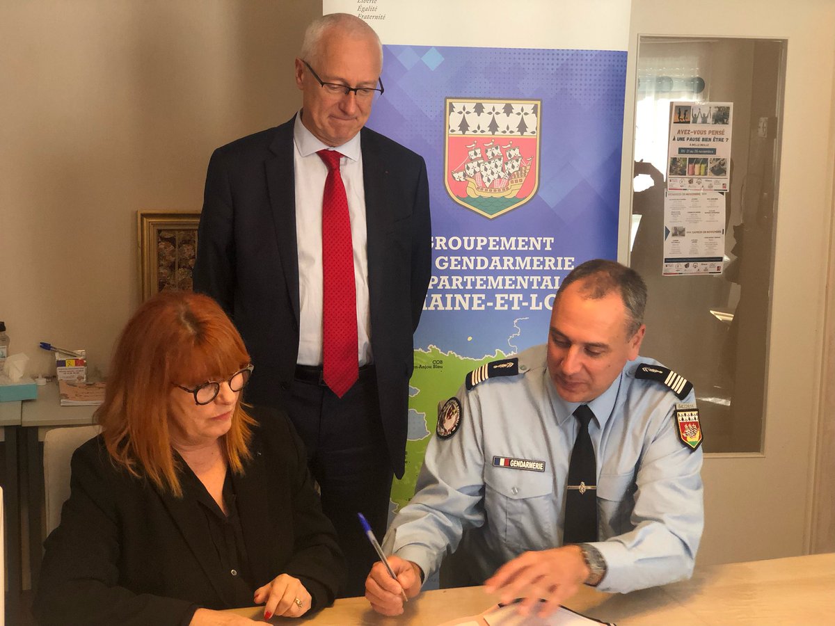 Gendarmerie_049's tweet photo. Très heureux d’avoir scellé avec #SolidariteFemmes 49 notre total engagement pour une prise en compte optimale de la detresse des femmes victimes de violences.
👉 actions de sensibilisation
👉 information du public…
Un seul objectif : #NeRienLaisserPasser
#RepondrePresent https://t.co/Q819AhEO91
