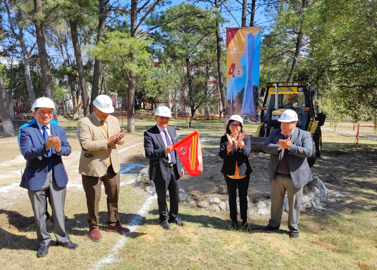 UATxOficial's tweet photo. Concretando acciones para avanzar en el proceso de transformación de la UATx, el Rector, Dr. @Serafin_OrtizO puso en marcha los trabajos preparatorios para la construcción de la Torre de Rectoría, edificio de 18 niveles. #46años #autonomiaresponsable #somosuatx https://t.co/1sd61aXXPT