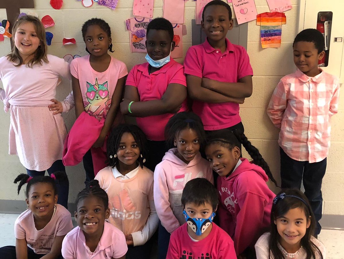 classemmenadine's tweet photo. Hier, pour terminer la semaine de la prévention de l’intimidation, nous portions du rose ! Nous avons aussi créé des chandails rose, avec nos propres slogan ! On dit non à l’intimidation ! #2eannee #56ejour #intimidation #prevention #chandailrose #slogan #nonalintimidation https://t.co/ZpHCJnOaOr