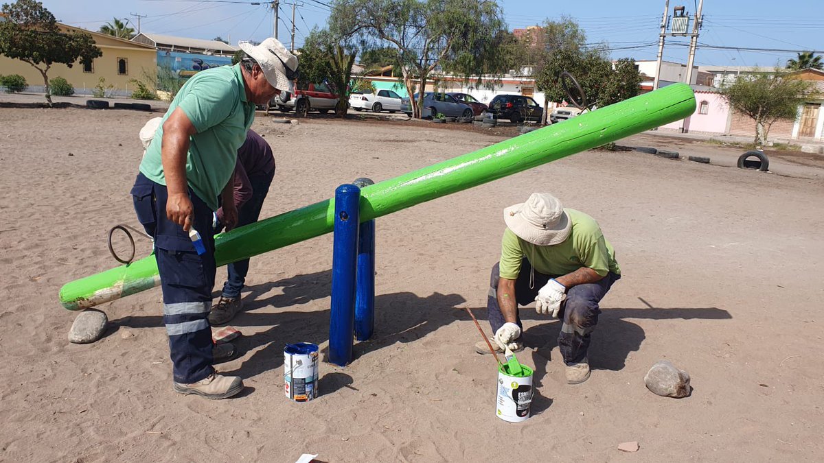 conaf_arica's tweet photo. El equipo de #CONAFArica está próximo a lanzar el resultado del Trabajo Comunitario que se realizó con los vecinos del sector Tierras Blancas para embellecer la plaza en la que niños y adultos comparten sus tiempos libres.
#ProgramaComunitario https://t.co/L3UVOuV7TB
