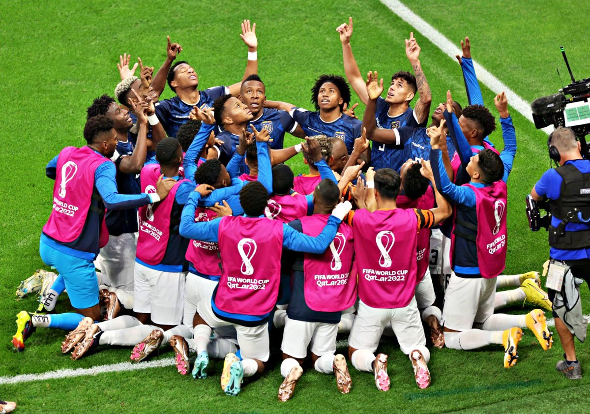 Este festejo del gol de Ecuador es la descripción perfecta de lo que transmite en la cancha. Son un equipo, sí, pero son un plantel, un todo. Juegan en bloque, celebran el bloque. Lo colectivo por sobre lo individual. Lo baja Alfaro, lo aceptan los futbolistas.
