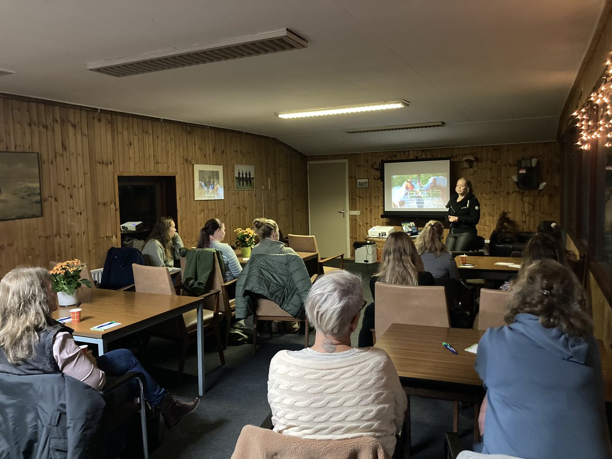 Interessante avond Hynste-akademy bij <a href="/johbosgra/">Joh. Bosgra BV</a> met @femkedolle over Passive Physio voor paarden.
Paarden houden op natuurlijke manier.