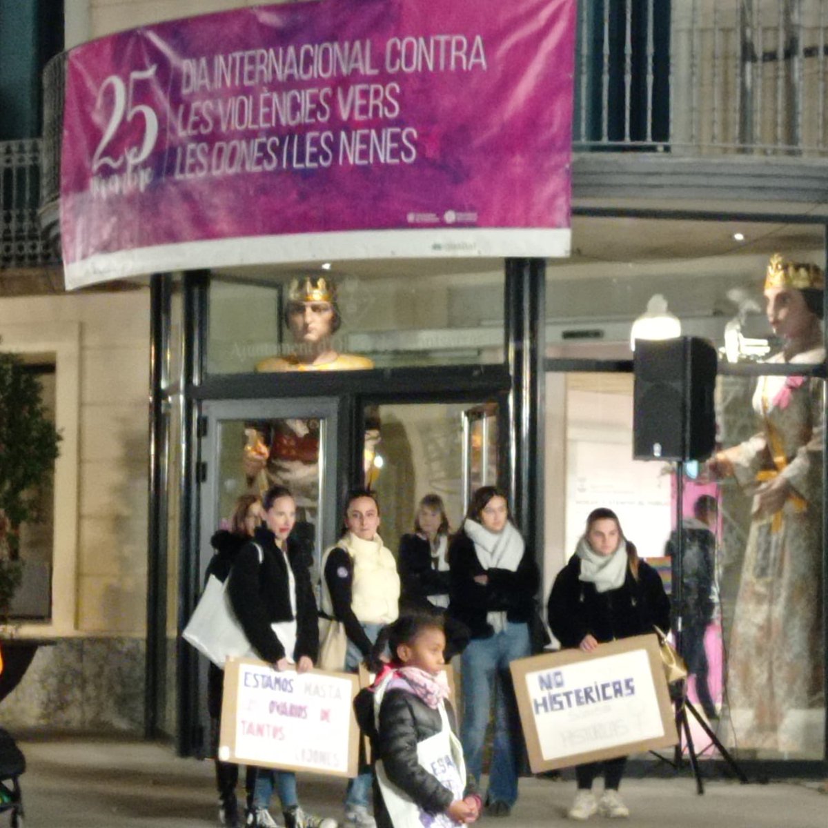 InsDB25anys's tweet photo. 🟣  25N i TAPSD2: 
L’alumnat de TAPSD2 participa a la commeració del #25N organitzada per l’@AjuntamentOlesa #Olesalliuredemasclisme #LesEscolesLliuresDeViolències #ProgramaCoeducat https://t.co/5JombQGGb7