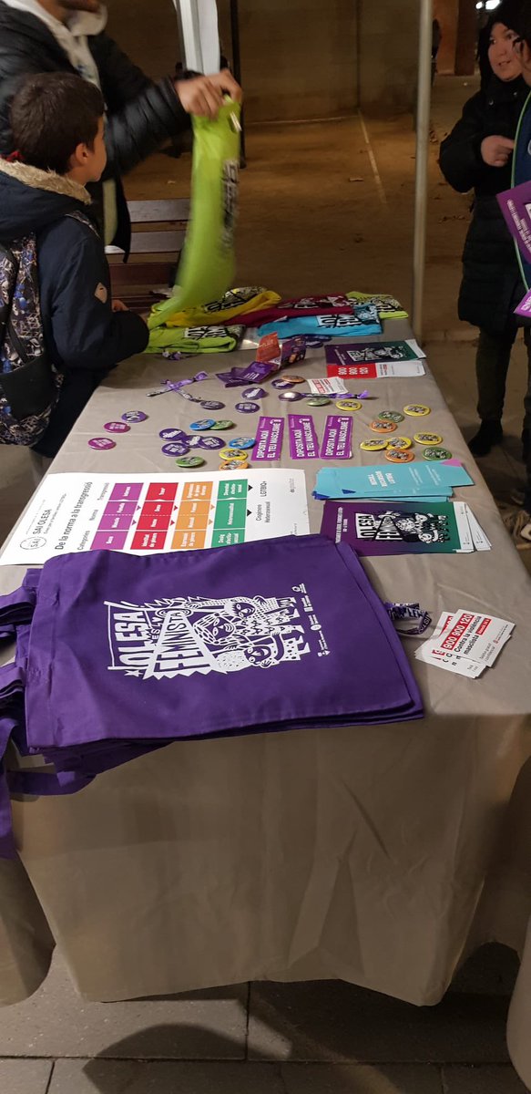 InsDB25anys's tweet photo. 🟣  25N i TAPSD2: 
L’alumnat de TAPSD2 participa a la commeració del #25N organitzada per l’@AjuntamentOlesa #Olesalliuredemasclisme #LesEscolesLliuresDeViolències #ProgramaCoeducat https://t.co/5JombQGGb7