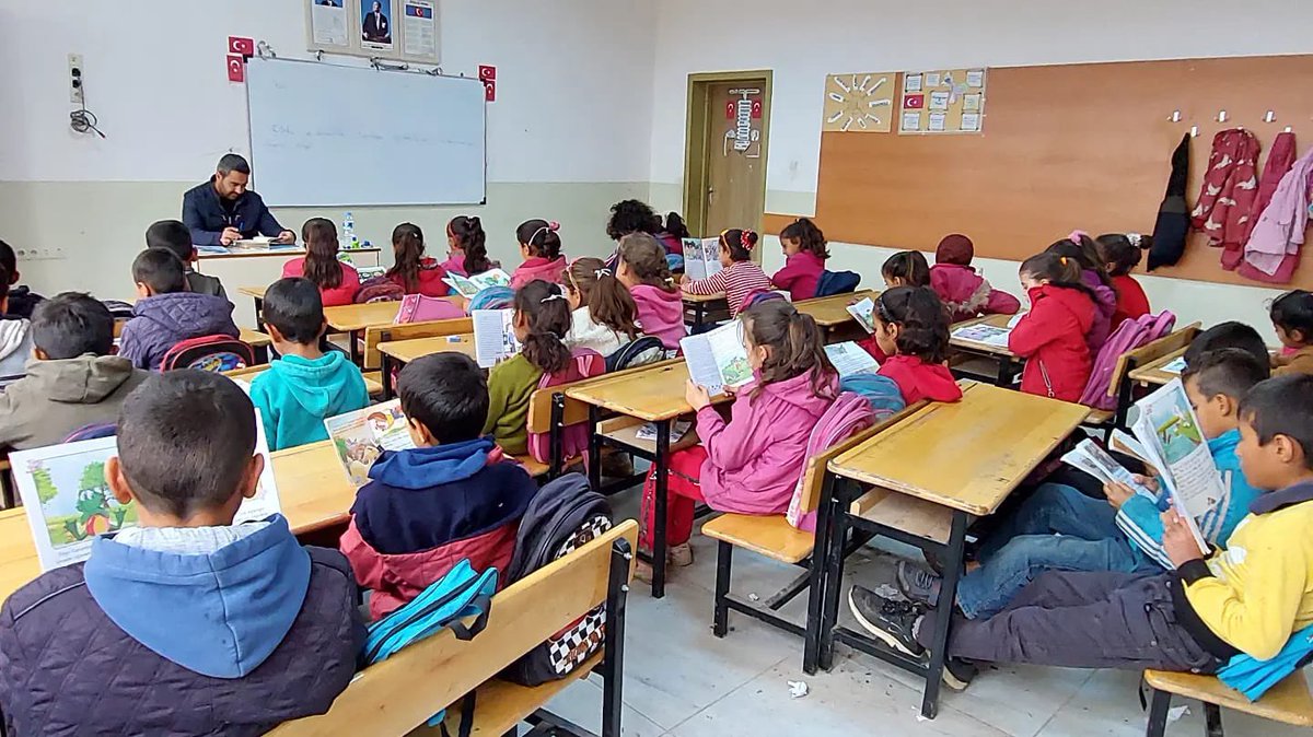 Taninmis63's tweet photo. “Kitaplar uygarlığa yol gösteren ışıklardır.” https://t.co/4Z3zOhHkpl