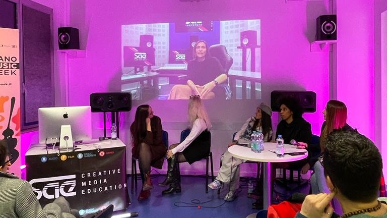 Ultimo incontro per questa @milanomusicweek per parlare del ruolo della #donna nell'industria musicale. 

Relatrici:
- Carolina Bollani - #SAEInstitute 
- Kimerica - POCHE Cltv
- Elasi - POCHE Cltv
- josie cipollet - Equaly 

Modera: Chiara Monateri - <a href="/radiodeejay/">Radio Deejay</a>

#MMW22