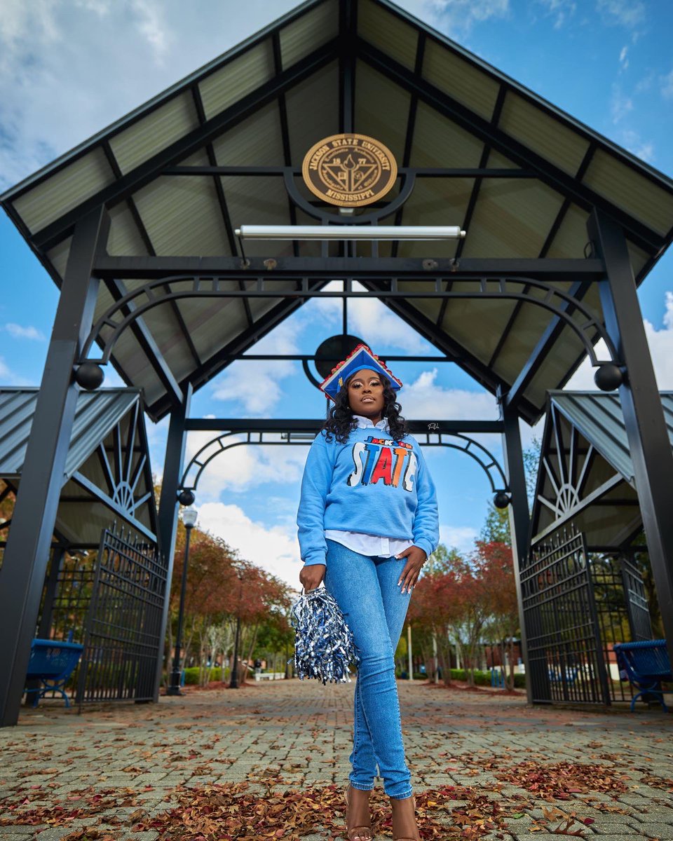_queencece18's tweet photo. Ciara Ray, B.B.A., sounds very nice 🎓🤍
#hbcugrad #HBCU #jacksonstateuniversity #hbcualumni #BlackGirlsRock #firstgeneration https://t.co/q4YH8bFM8p