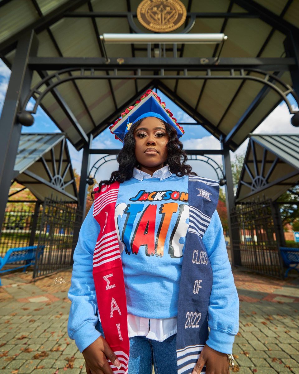 _queencece18's tweet photo. Ciara Ray, B.B.A., sounds very nice 🎓🤍
#hbcugrad #HBCU #jacksonstateuniversity #hbcualumni #BlackGirlsRock #firstgeneration https://t.co/q4YH8bFM8p