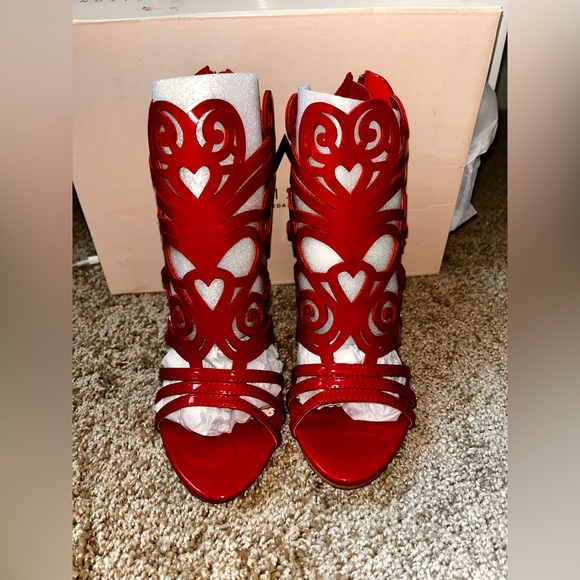 ErinLCBW's tweet photo. So good I had to share! Check out all the items I'm loving on @Poshmarkapp #poshmark #fashion #style #shopmycloset #shoedazzle #gucci #poshpeanut: https://t.co/poML5rjamm https://t.co/Sm0UNbe524
