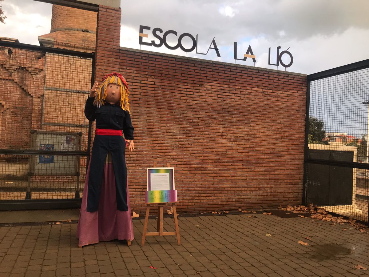 AfalaLio's tweet photo. La Lioneta 💪 i el manifest 📜 han rebut a les famílies a la sortida de l'escola. Bon cap de setmana a tothom! 🌦 #25Nov https://t.co/1gYQk5wHhP