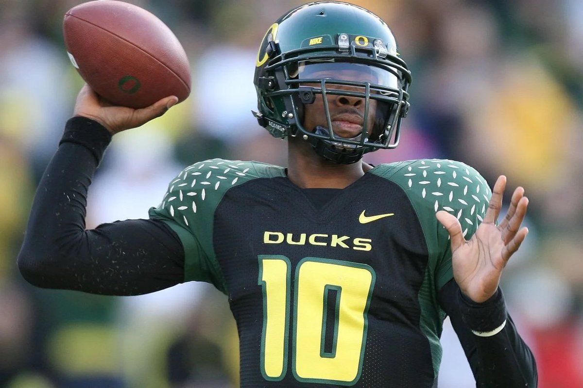 CFB247's tweet photo. Dennis Dixon
Oregon, Quarterback 2004-2007 https://t.co/caWwt4oY8v