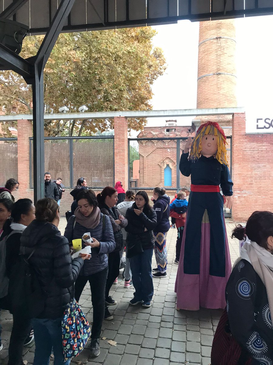 AfalaLio's tweet photo. La Lioneta 💪 i el manifest 📜 han rebut a les famílies a la sortida de l'escola. Bon cap de setmana a tothom! 🌦 #25Nov https://t.co/1gYQk5wHhP