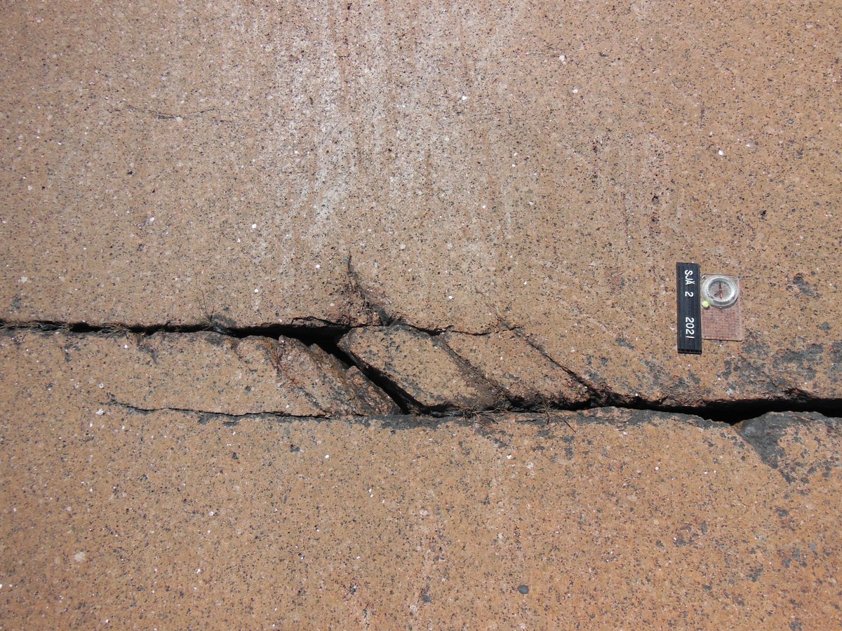 Dark times need a #FridayFieldPhoto 46/2022, with Rapakivi and sun 🌞to kickoff your #FridayFeeling !
The fractures in Åland 🇦🇽 Island deliver the perfect step-over structure! 🤩😎🧭 
These are just #bueno and #chapeu. 
#Geologyrocks #geologypage #geologia #geologi
<a href="/KYTKARIKKO/">KYTKARIKKO</a>