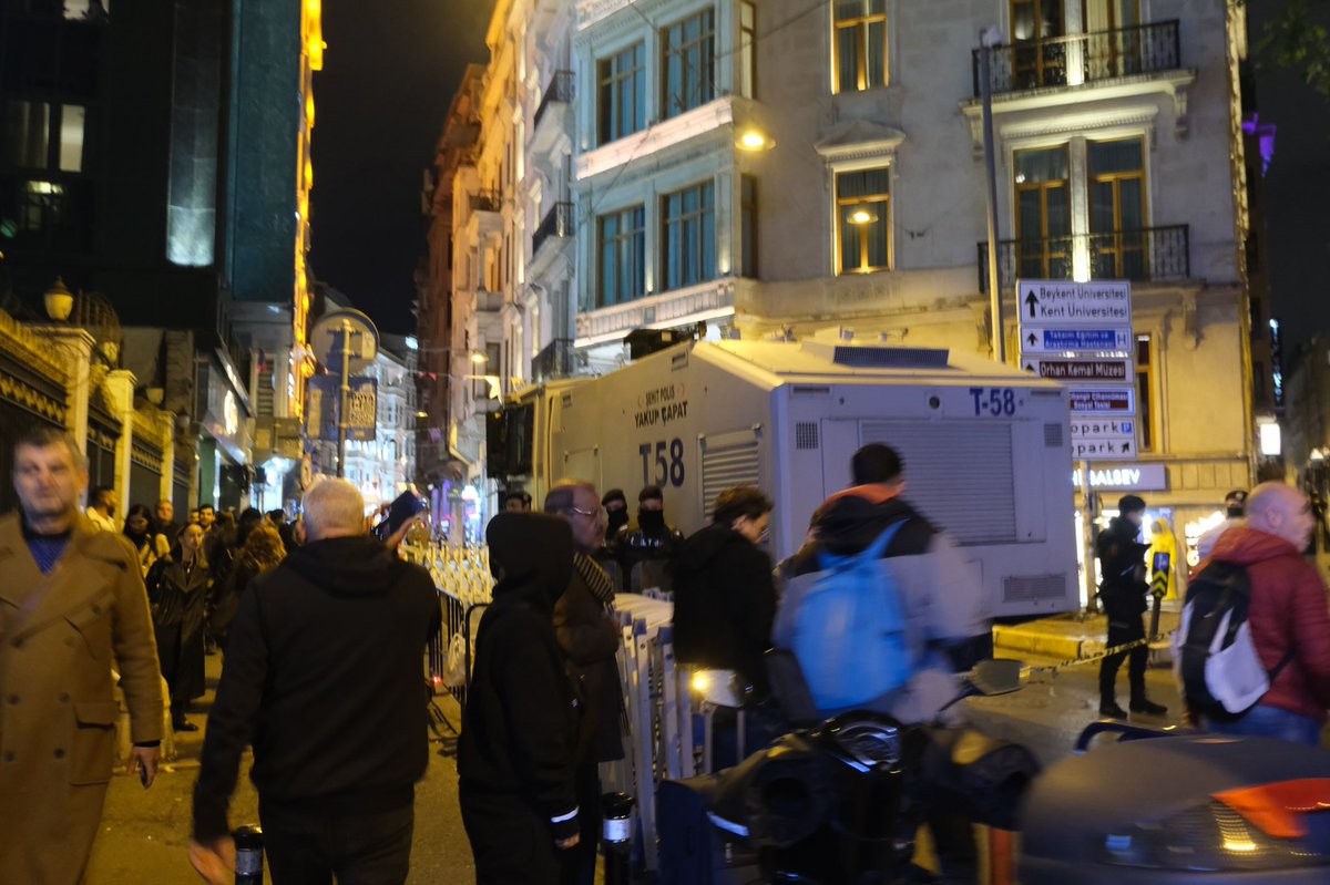 ferdelamonja's tweet photo. Estambul a punto de temblar, mujeres listas para marchar. 🤜🏻🤛🏻 #DiaContralaViolenciadeGenero #estambul https://t.co/QvdVUn5crj