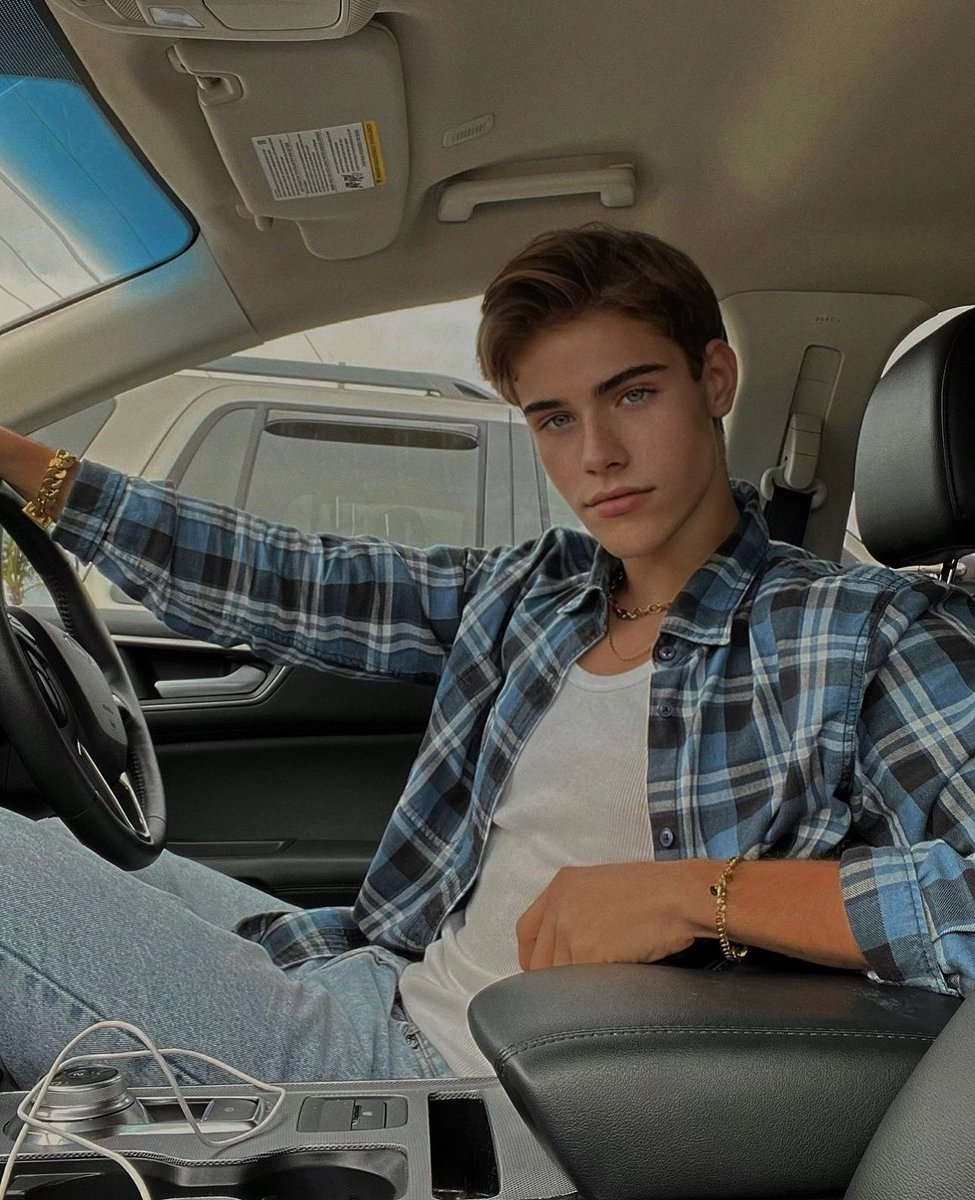 Rt if you wanna go for a ride with me 😏

onlyfans.com/lorenzobluex