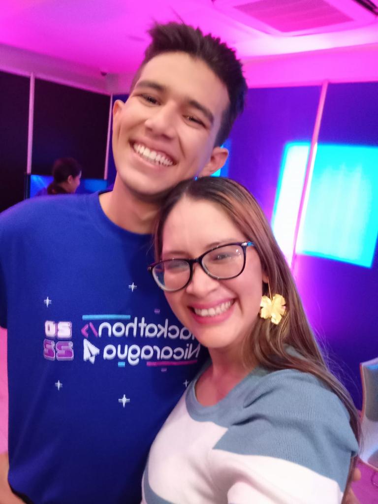 LaZelayita's tweet image. El hermanito @JulioPayan11 🤖🚀 en el Metaverso de✨💛✨  #Hackathon2022 #Nicaragua