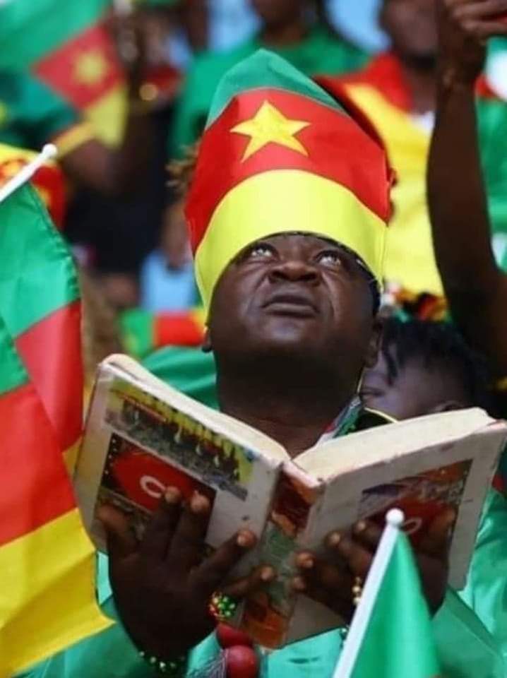 غريم الجميع الشيخ أبوبكر السنغالي.. صاحب الرسائل عبر الواتس آب كان حاضر بكتاب شمس المعارف وسط المدرجات 😂😂