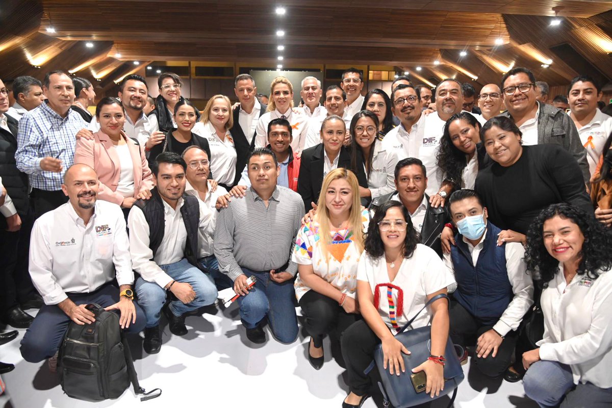 alejandromurat's tweet photo. Agradezco a cada uno de las y los funcionarios que me acompañaron durante estos 6 años de gobierno. Ser gobernador de Oaxaca es uno de los privilegios más grandes que he tenido. #Gracias https://t.co/R6lQd9Dm2Z