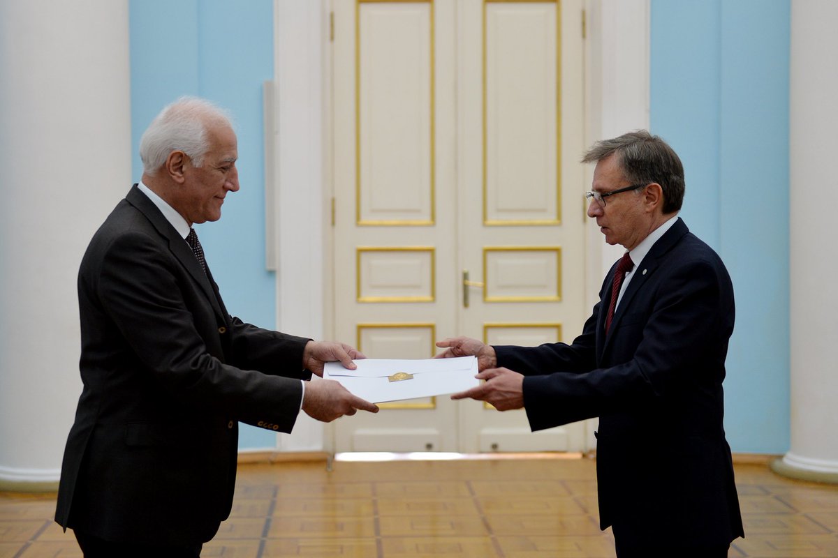 El embajador de la República Oriental del Uruguay, Eduardo Rosenbrok presentó credenciales ante el gobierno de la República de Armenia, siendo el primer embajador uruguayo en Armenia.
Esfuerzo del Canciller Francisco Bustillo y firme decisión del Presidente <a href="/LuisLacallePou/">Luis Lacalle Pou</a>🇺🇾🇦🇲