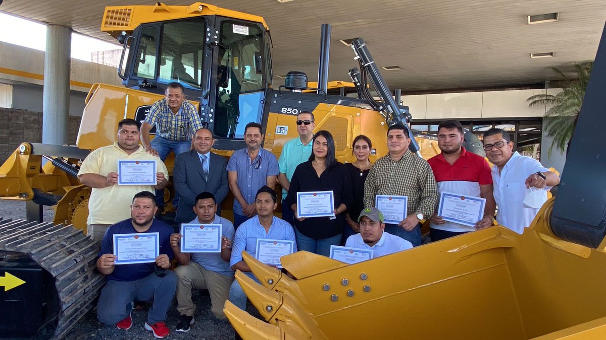 Kalcerrolopez's tweet photo. Graduación de Operadores en Escuela de Simuladores. CAMOSA y la CHICO contribuyendo a la formación de operadores calificados y certificados. Apoyamos continuamente a la industria de la Construccion en Honduras. https://t.co/LfQDi2hvrQ