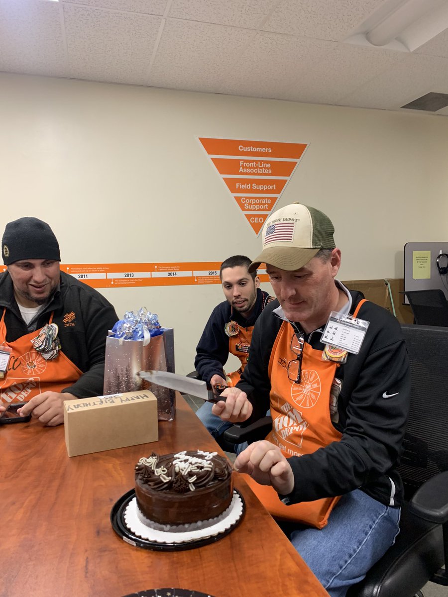 @2678 Happy Birthday Joe!! #blackfridaybirthday #funtimes <a href="/JessicaMeaney3/">Jessica Meaney</a> 🎂🎈