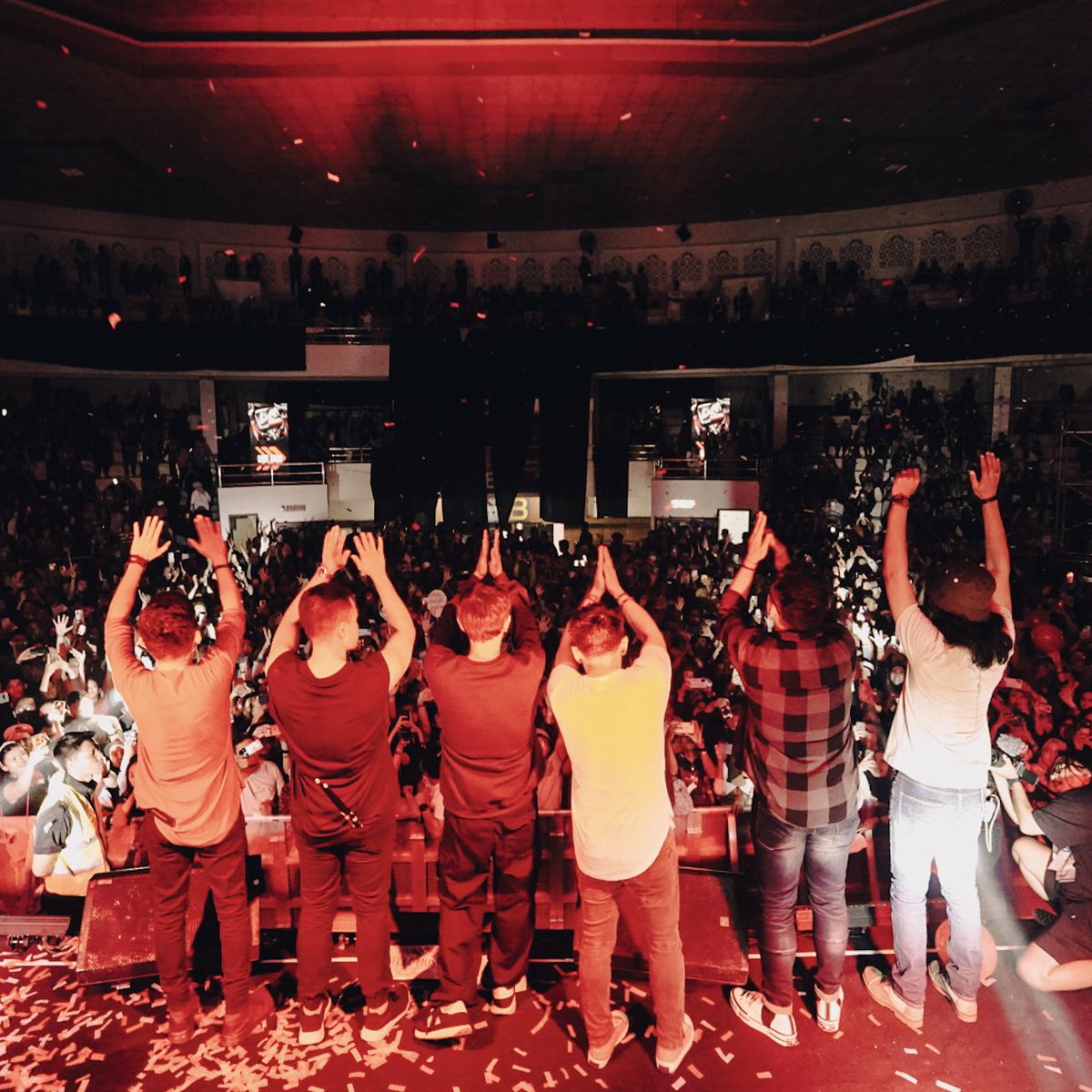NOAH_ID's tweet photo. #NOAHMakassar #NOAHMalang Terima kasih banyak !

Photo by : @HafizhWeda https://t.co/RTdSPEUXJi