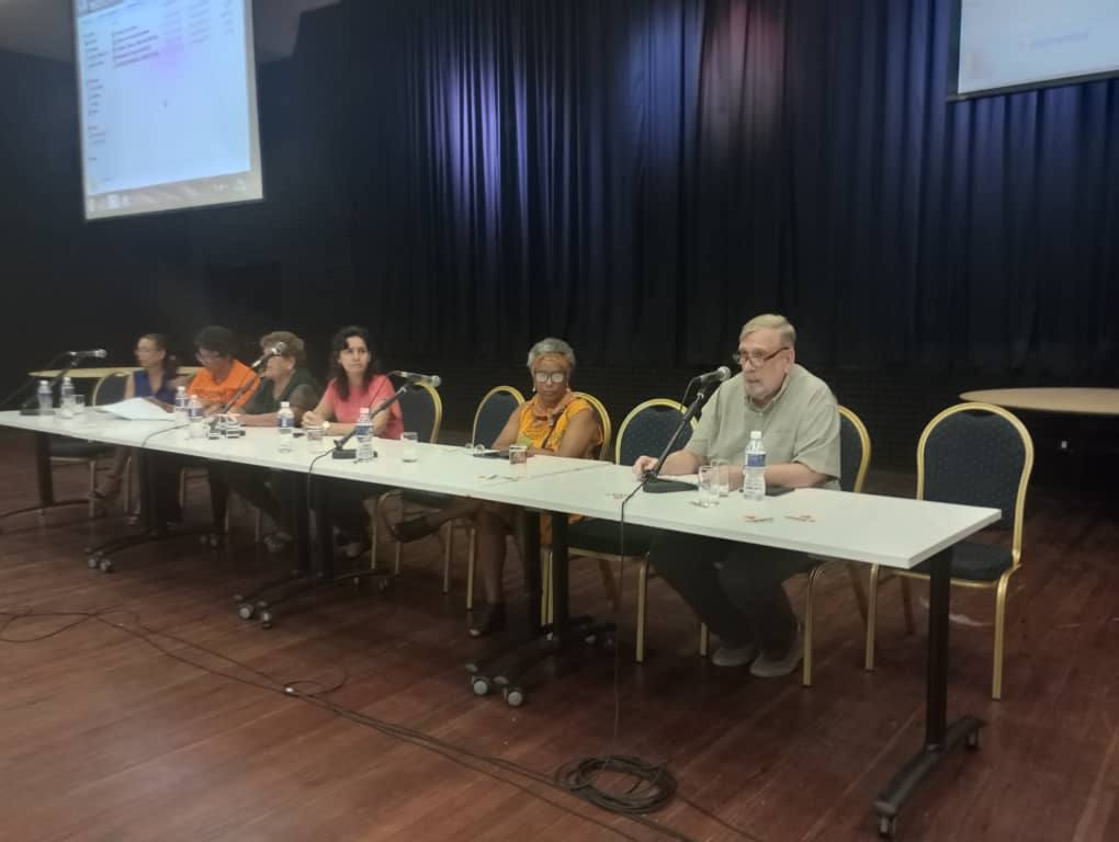 🗣 Debate acerca de los nudos críticos para el análisis de la organización social de los cuidados en #Cuba durante el Coloquio Cuidados y Violencia de Género.
💬 Gabriel Coderch #OAR identificó los nudos de la subjetividad entre los que atraviesan todo el funcionamiento del país.