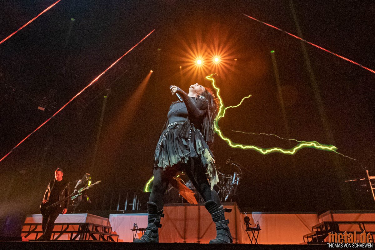 evanescence's tweet photo. Loving this tour. Here's some photos from the other night at Festhalle, Frankfurt

📸 @metal_de 

Your turn tonight, Düsseldorf! https://t.co/1ErAerSDTB