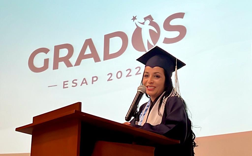 ESAPOficial's tweet photo. #GradosEsap |🎓Paula Andrea Vidal recibió su título como Magíster en Administración Pública de la ESAP Territotial Quindío-Risaralda, en el municipio de Dosquebradas.
Junto a su familia y amigos reiteró su compromiso como servidora pública en la construcción de un mejor país 👏🏻 https://t.co/8fazpBL6bN
