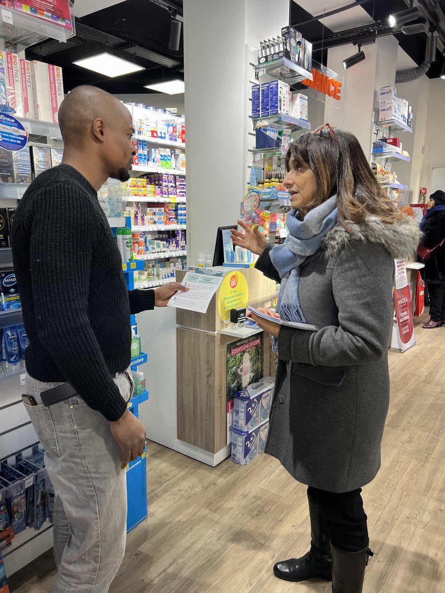 👉 Nouvelle visite des commerçants de #Paris17 et #Paris18 pour leur présenter les mesures de soutien aux entreprises en 2022 pour le paiement des factures🧾 de gaz et d’électricité.