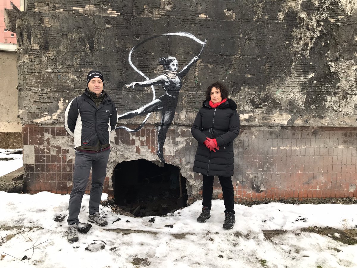 Visiting #Banksy artwork on the side of a blown out apartment building in #Irpin 🇺🇦with @TomDrewUK.