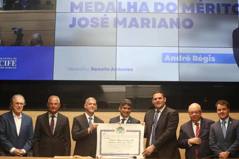CamaraRecife's tweet photo. O trabalho em prol da capital pernambucana realizado pelo advogado, professor e cientista político @andregis foi reconhecido pela Câmara do Recife com a concessão da Medalha de Mérito José Mariano. A iniciativa partiu do vereador @renatoantunespe.

Confira:https://t.co/KPrQBPjK1W https://t.co/RZnErmxEqw